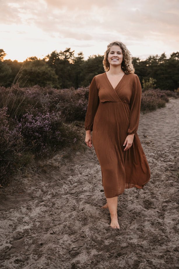 Plissé Jurk Linde Cognac - Just Favorites