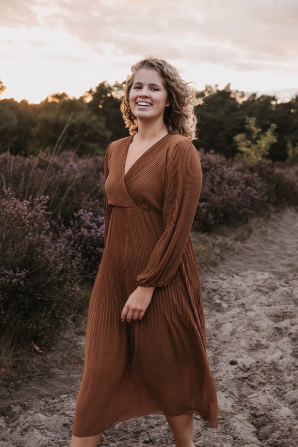Plissé Jurk Linde Cognac - Just Favorites